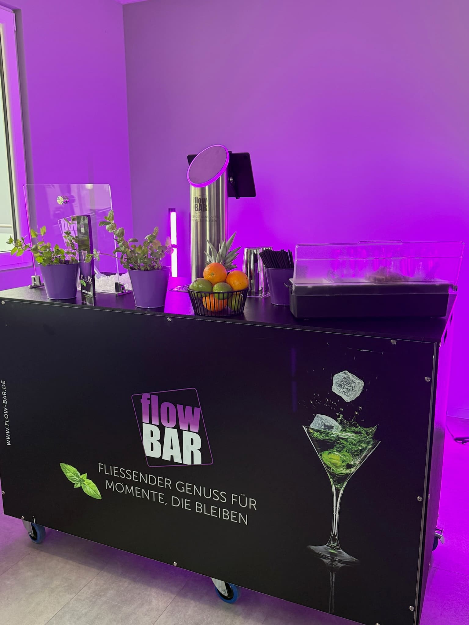 Mobile flowBAR mit violetter Beleuchtung bei einem Event