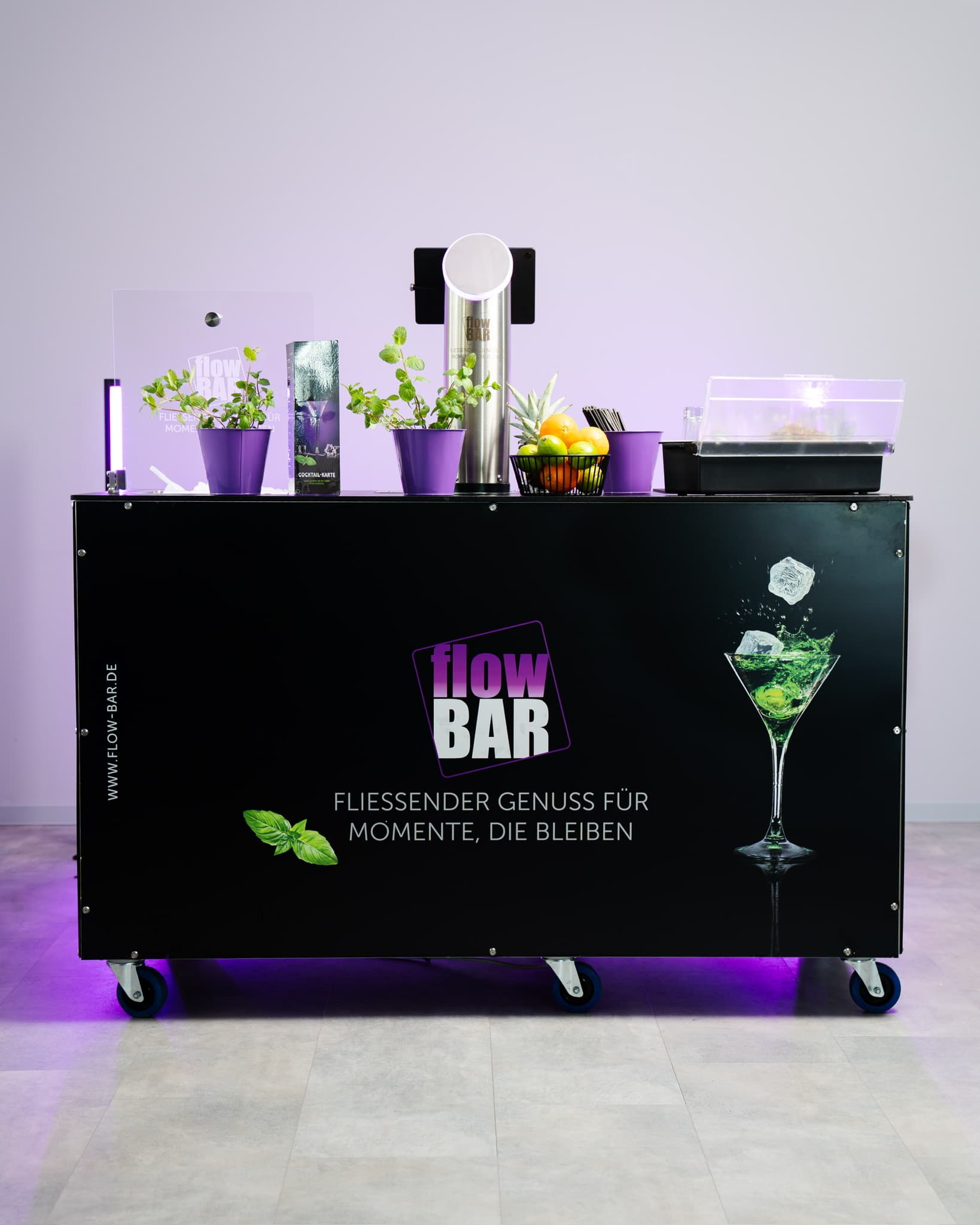 Frontansicht der mobilen flowBAR mit Zutaten und Gläsern