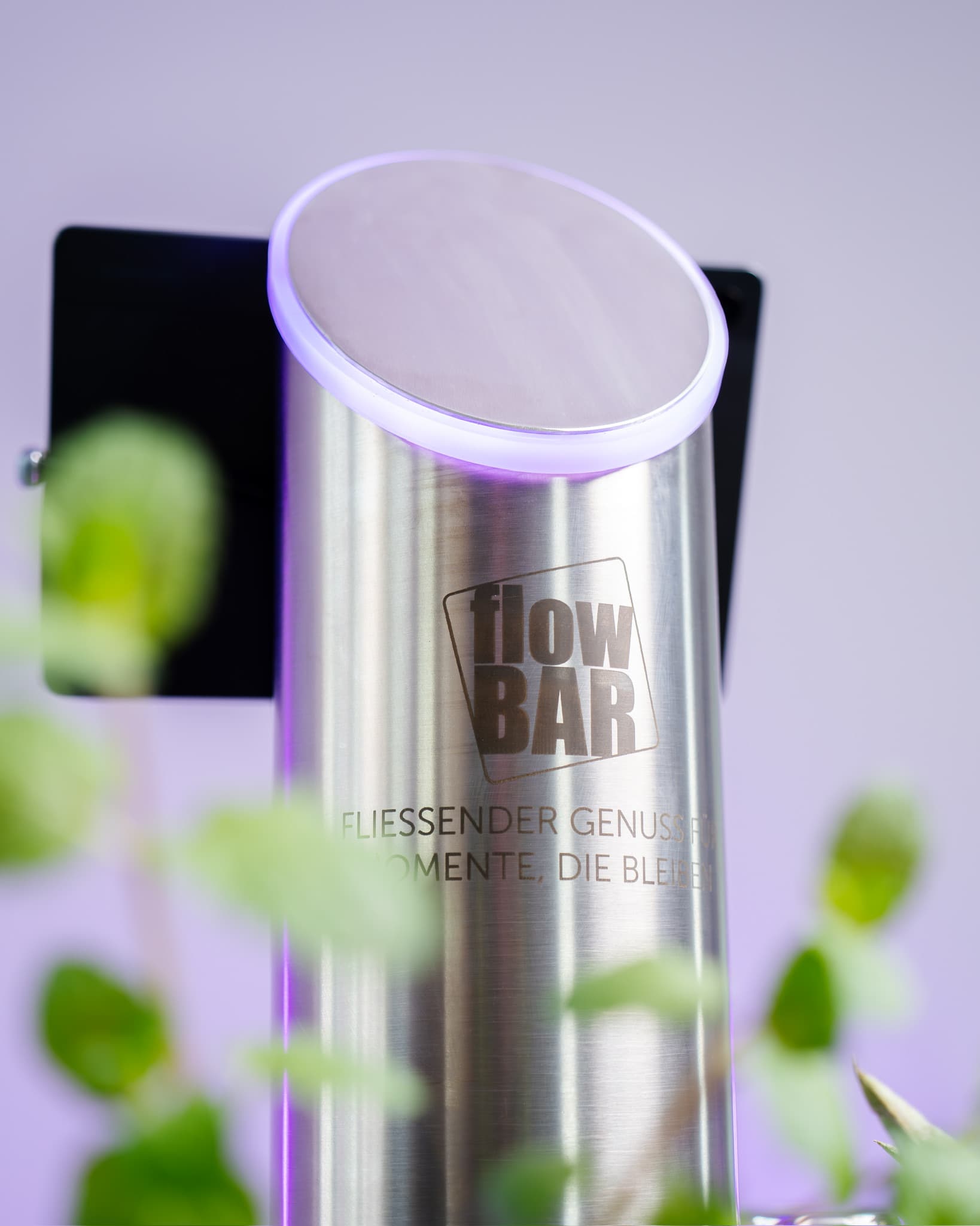 flowBAR Säule mit Pflanzen und Ausgabearm im Hintergrund