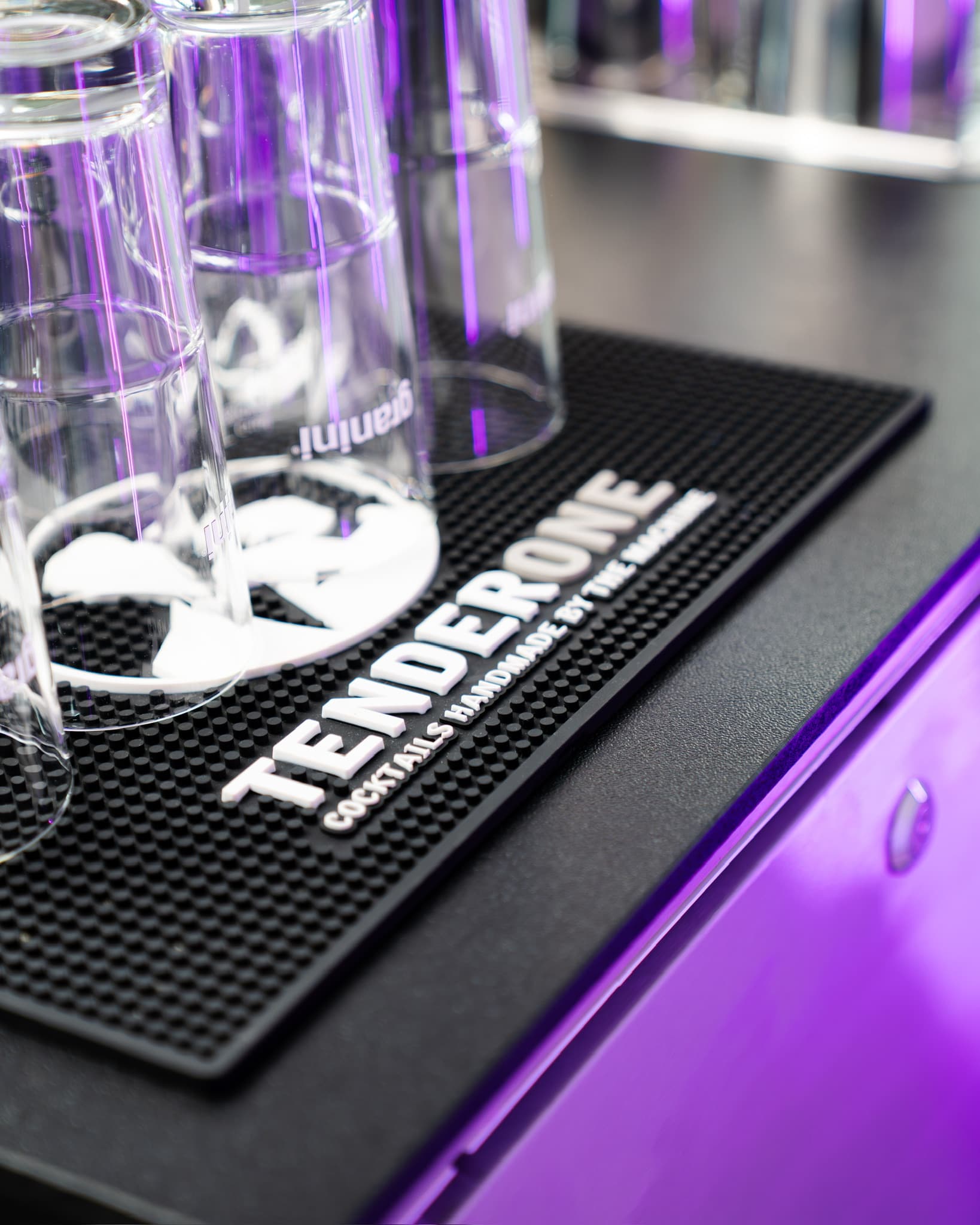 flowBAR Barmatte mit Gläsern