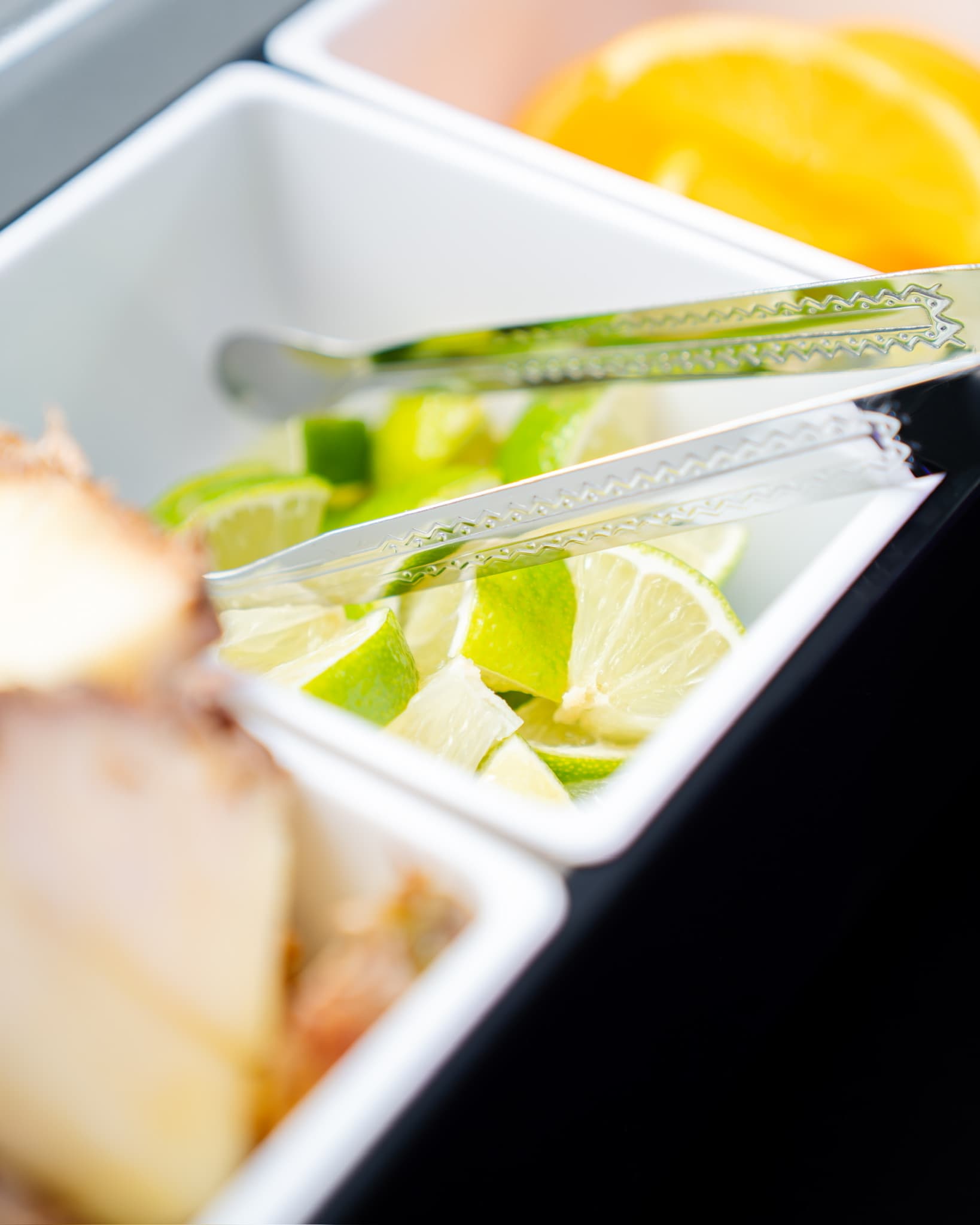 Frische Limetten und Garnituren für Cocktails