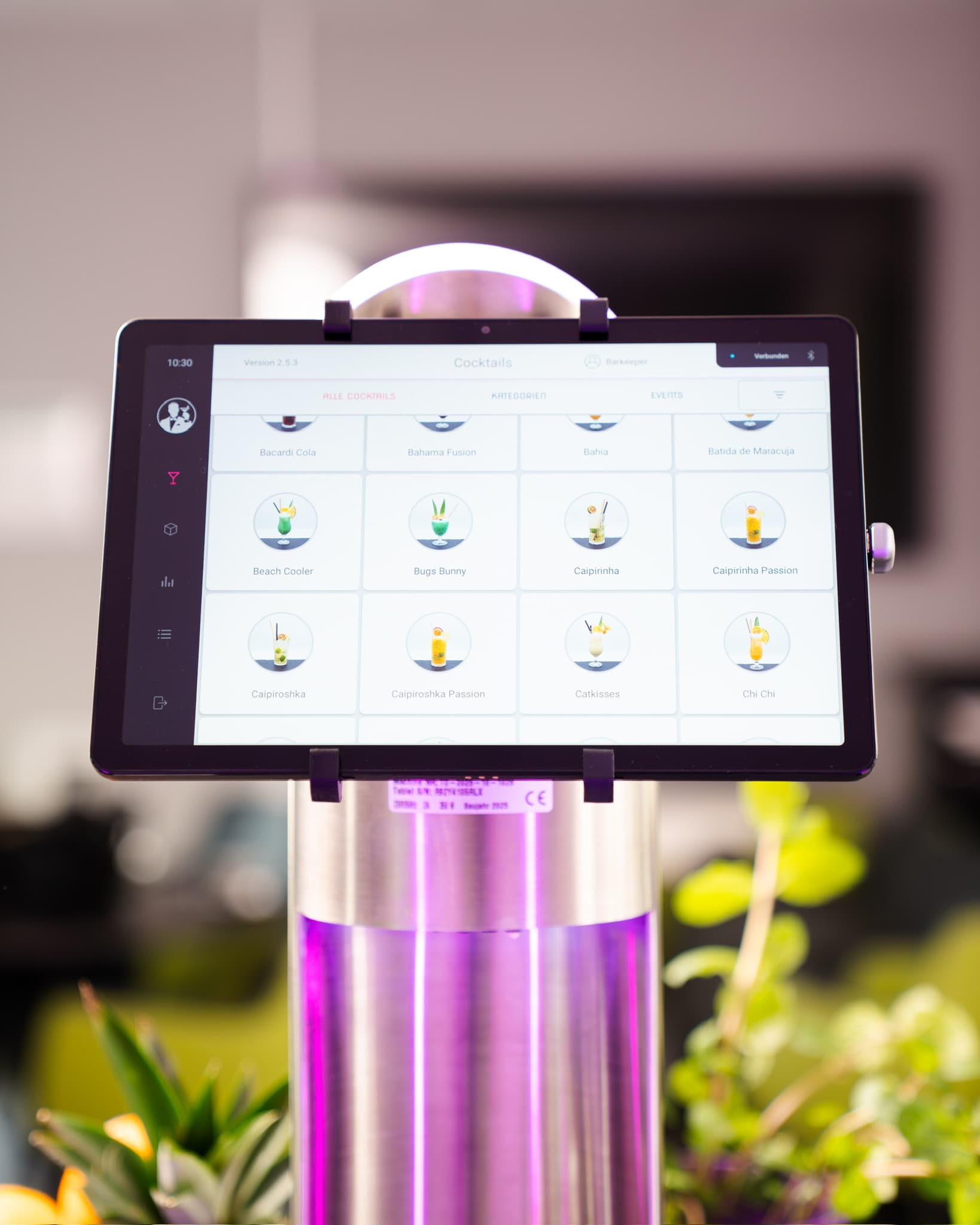 Touchscreen der flowBAR zur Cocktailauswahl