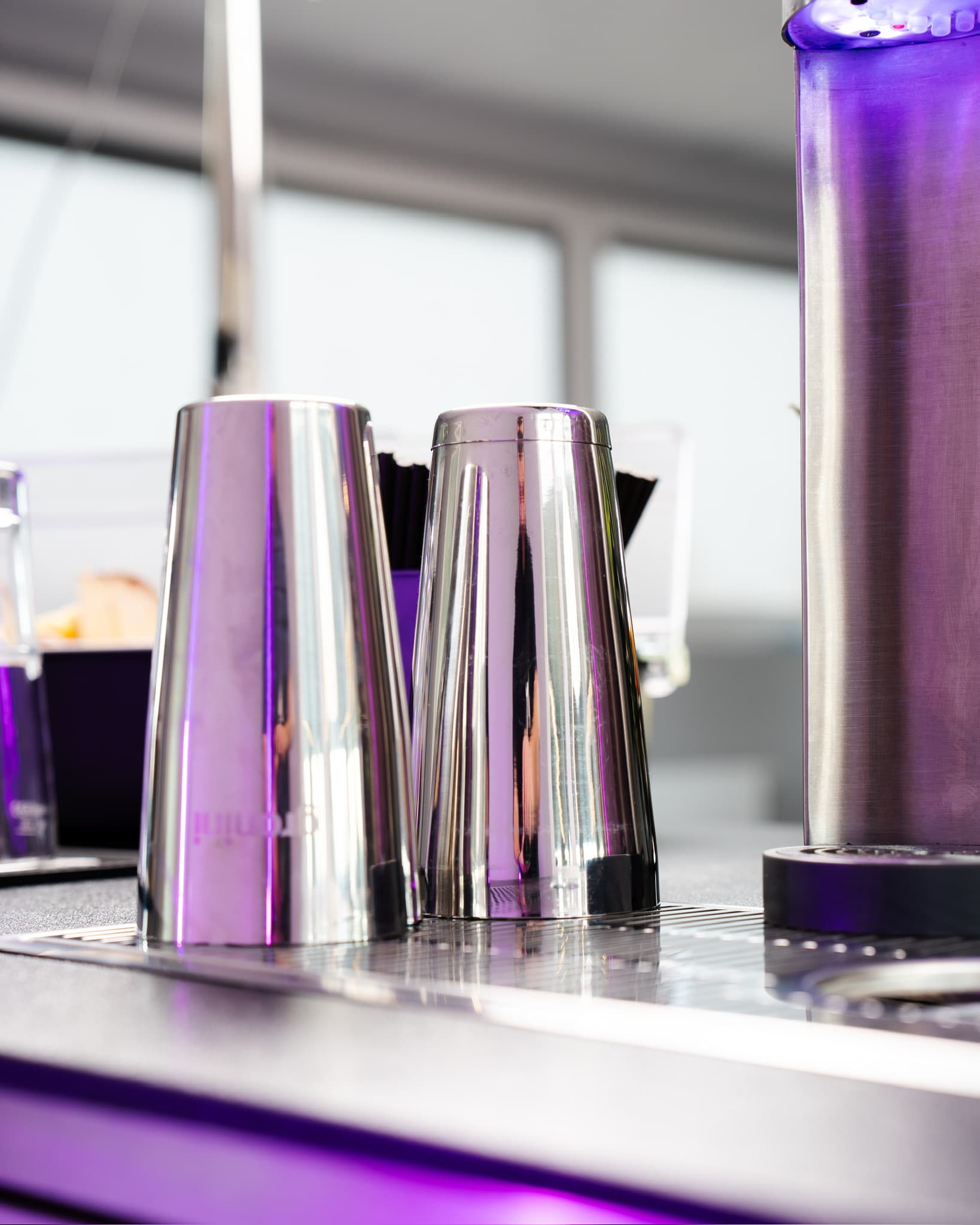 Metallbecher und Barzubehör auf der flowBAR