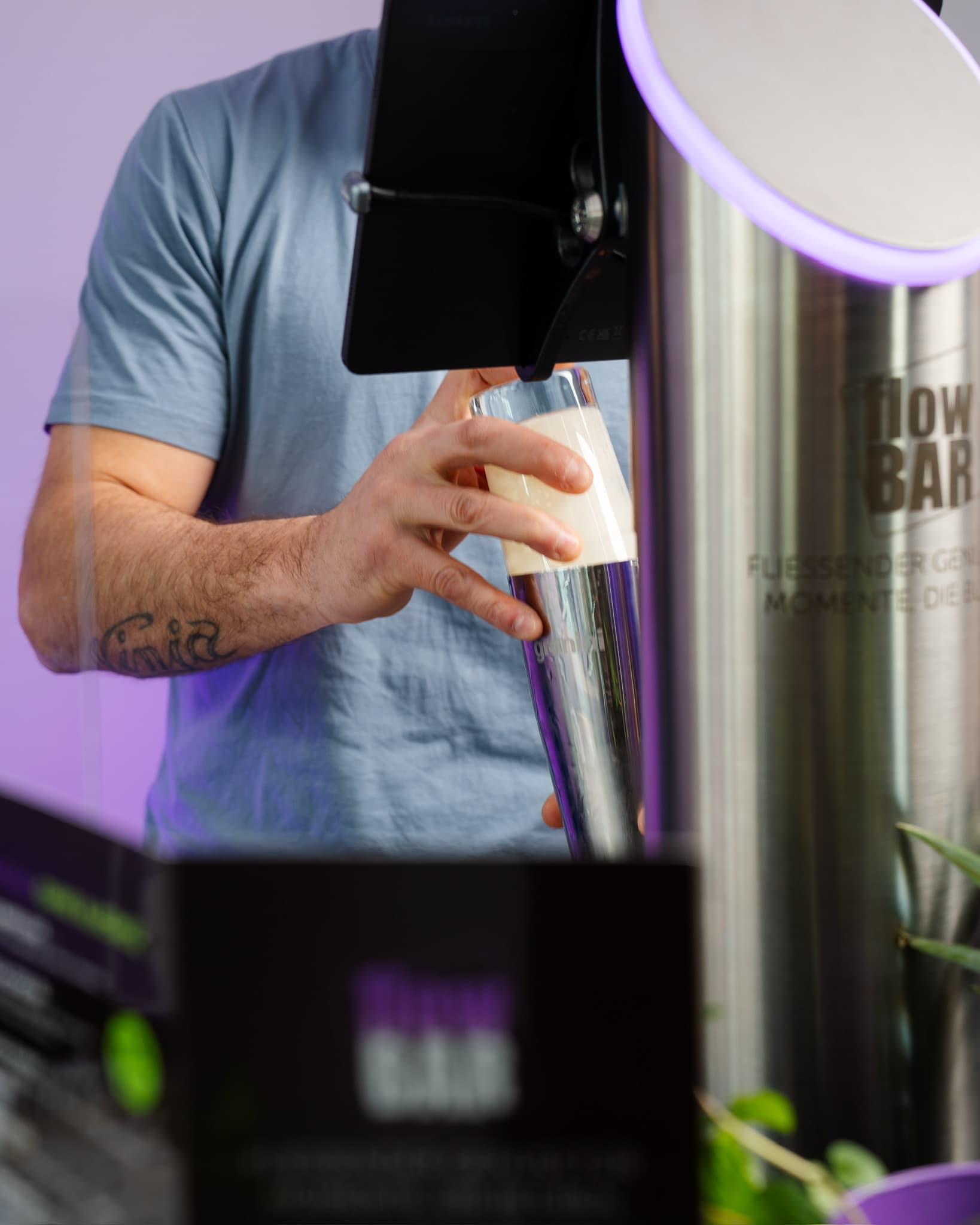 Gast bedient die flowBAR am Touchscreen
