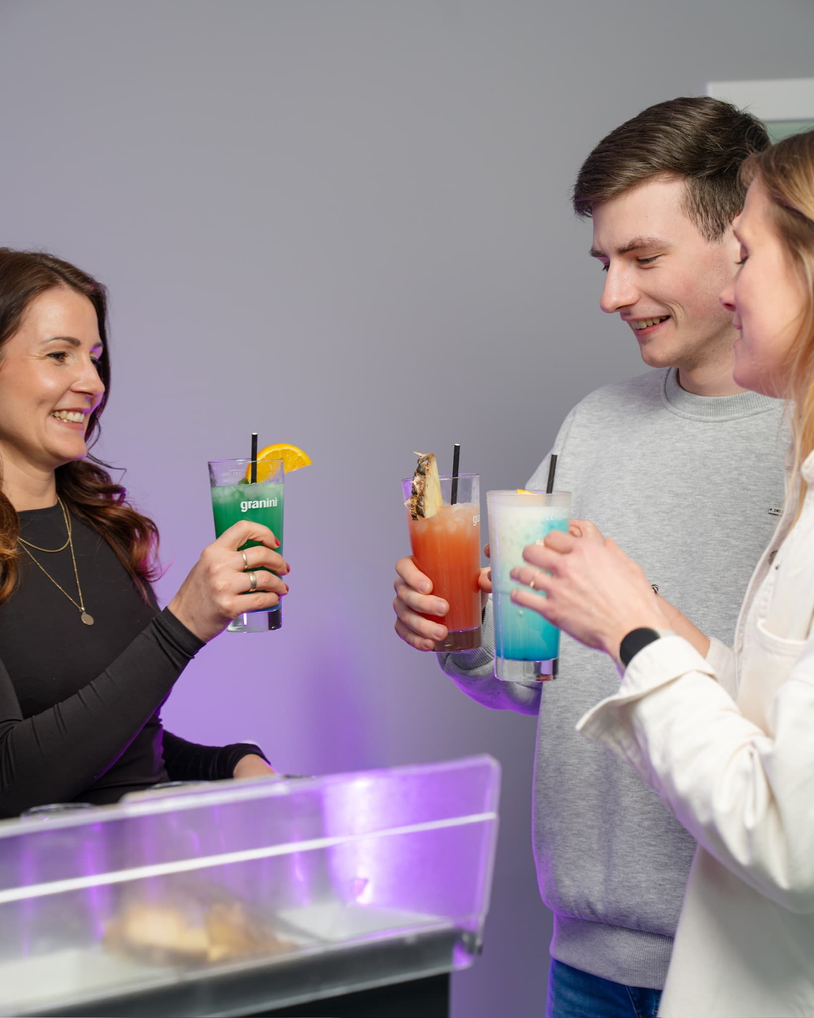 Gäste stoßen mit frisch gemixten Cocktails an