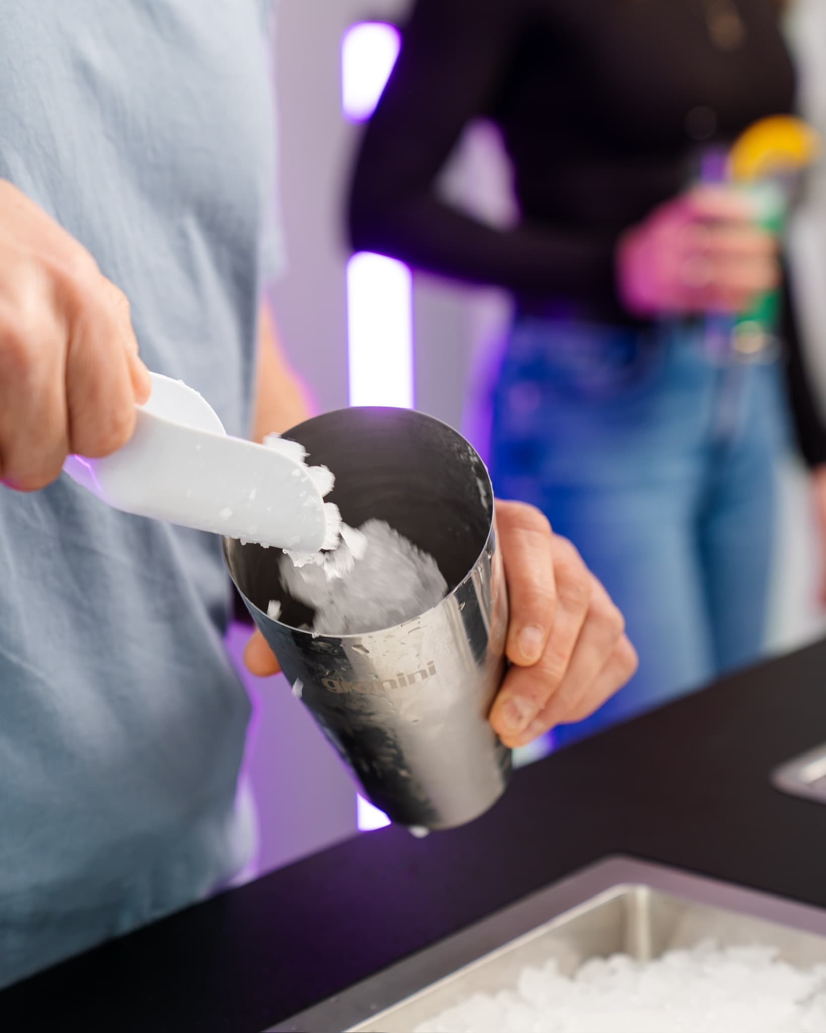 Cocktailshaker wird mit Eis befüllt