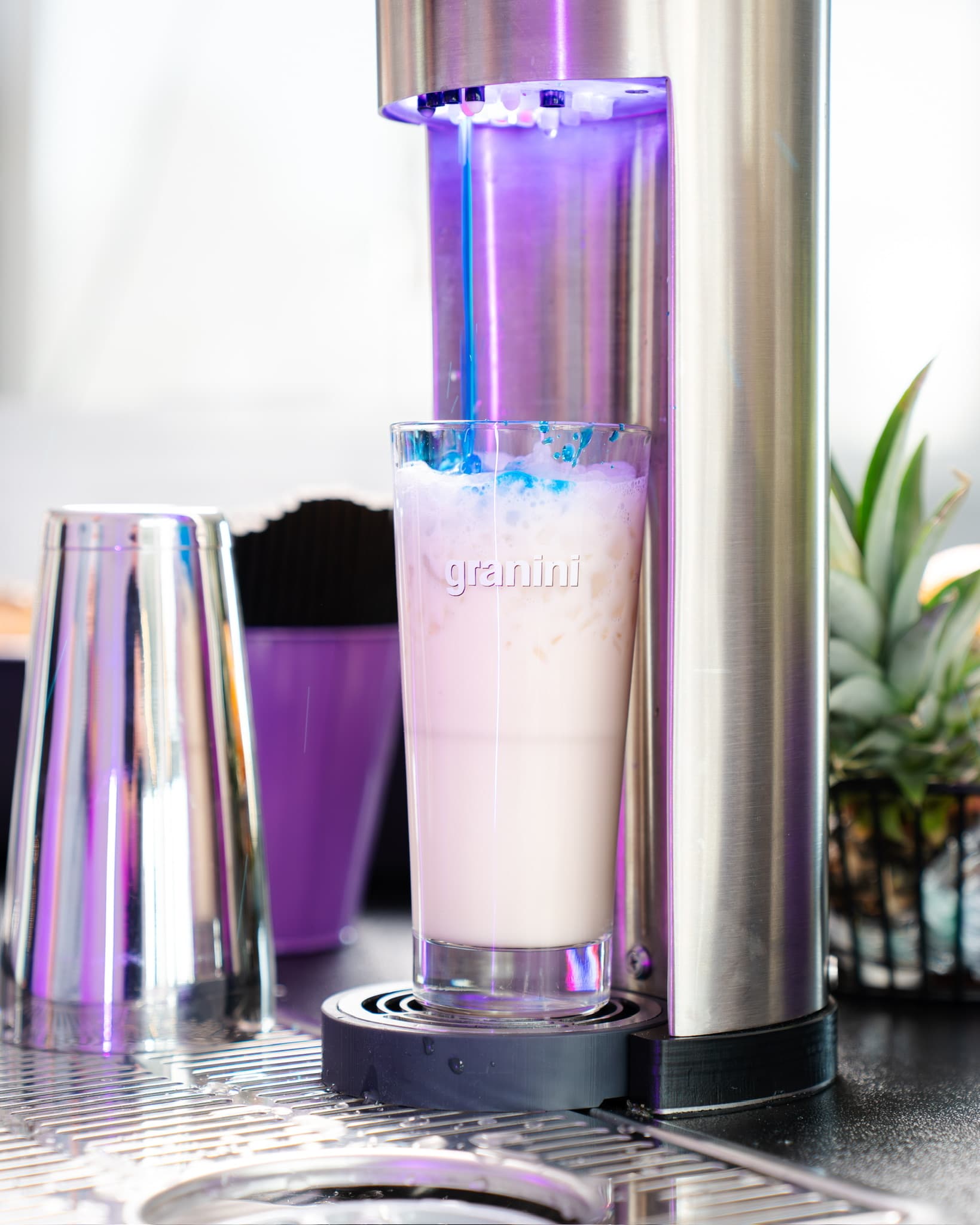 flowBAR Ausgabesäule beim Befüllen eines Glases