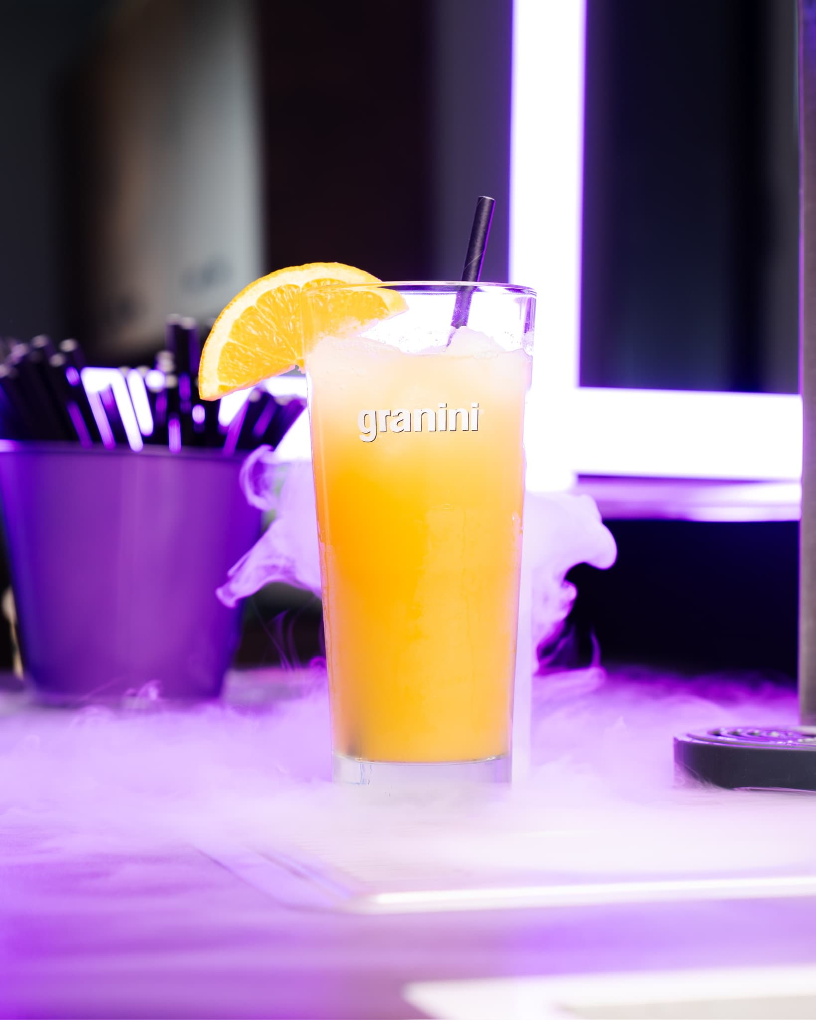 Frisch gemixter Cocktail mit Orangengarnitur