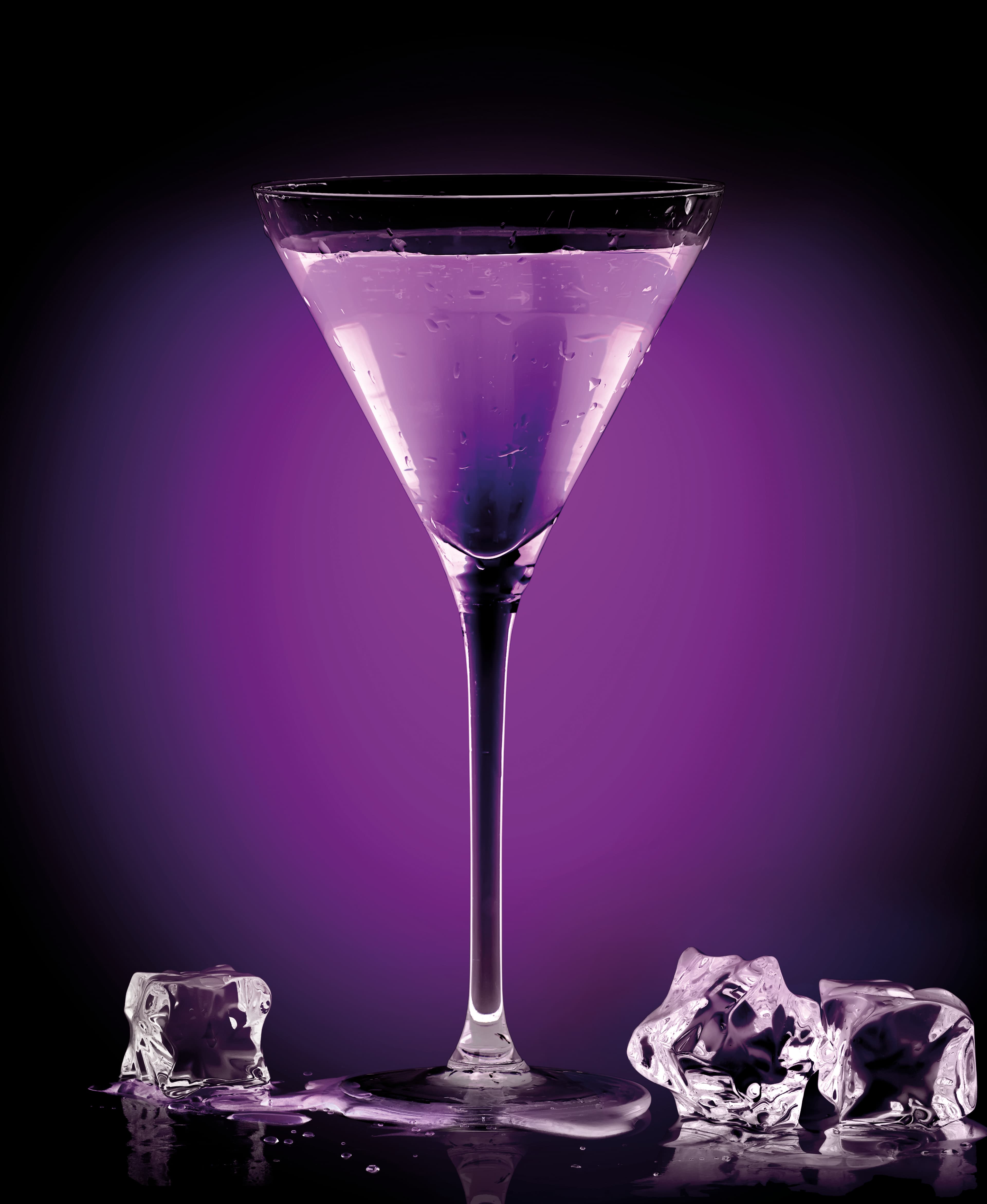 Ein Cocktail in einem Martiniglas