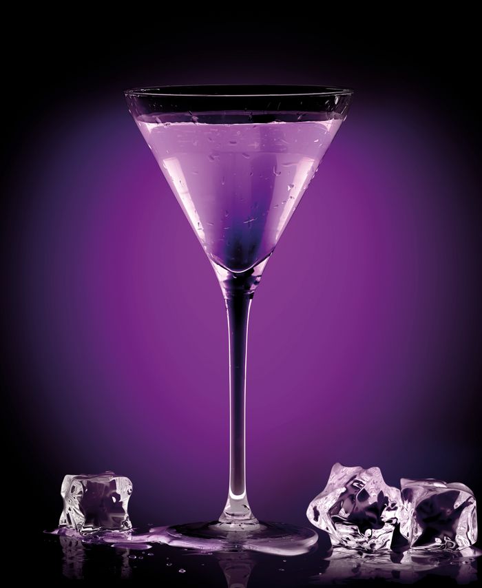 Ein Cocktail in einem Martiniglas